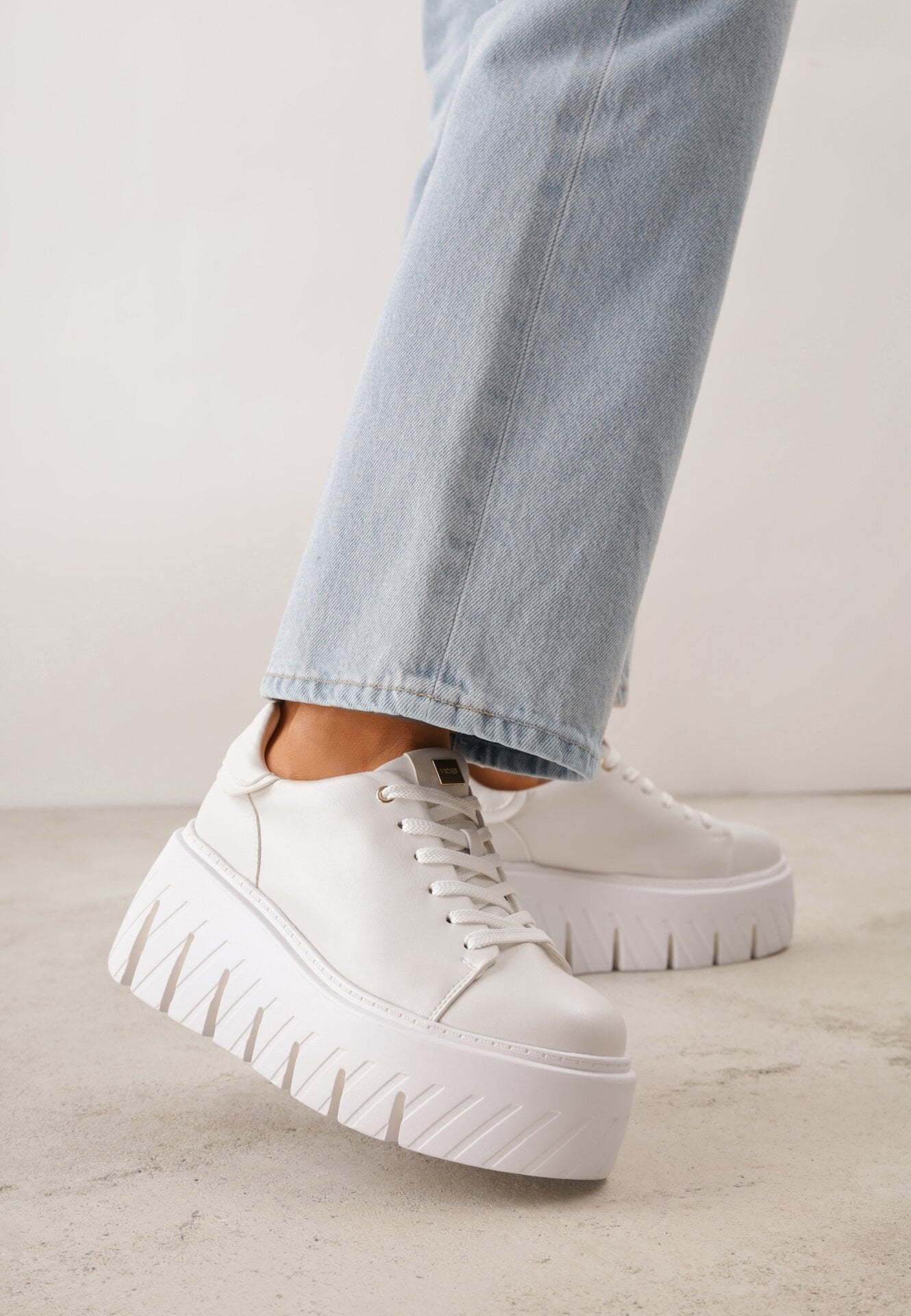Sneakers VICES pe talpă groasă embosată Cheka Albi