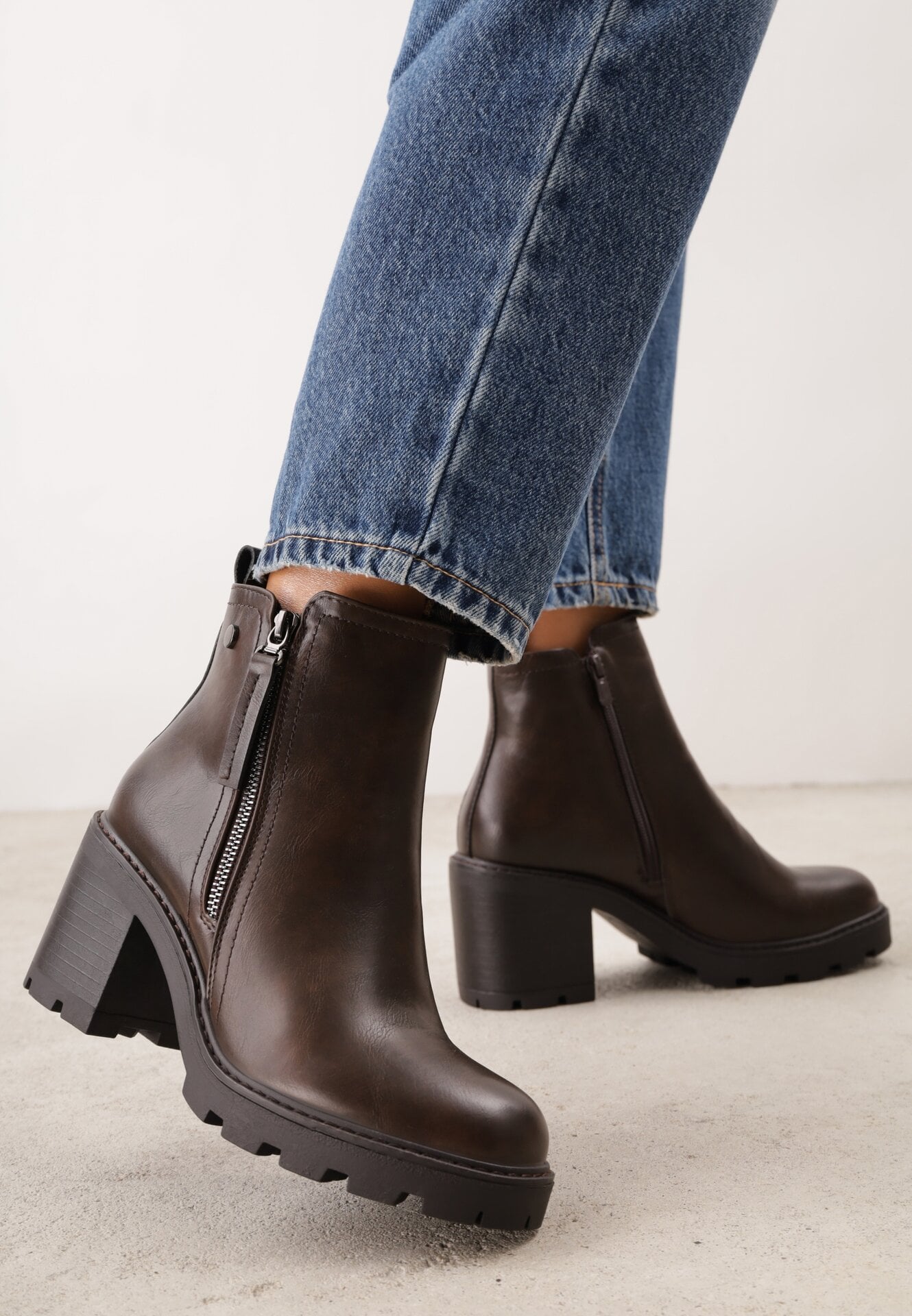 Botine clasice VICES cu fermoar decorativ, cu toc și talpă cu profil Milero Maro