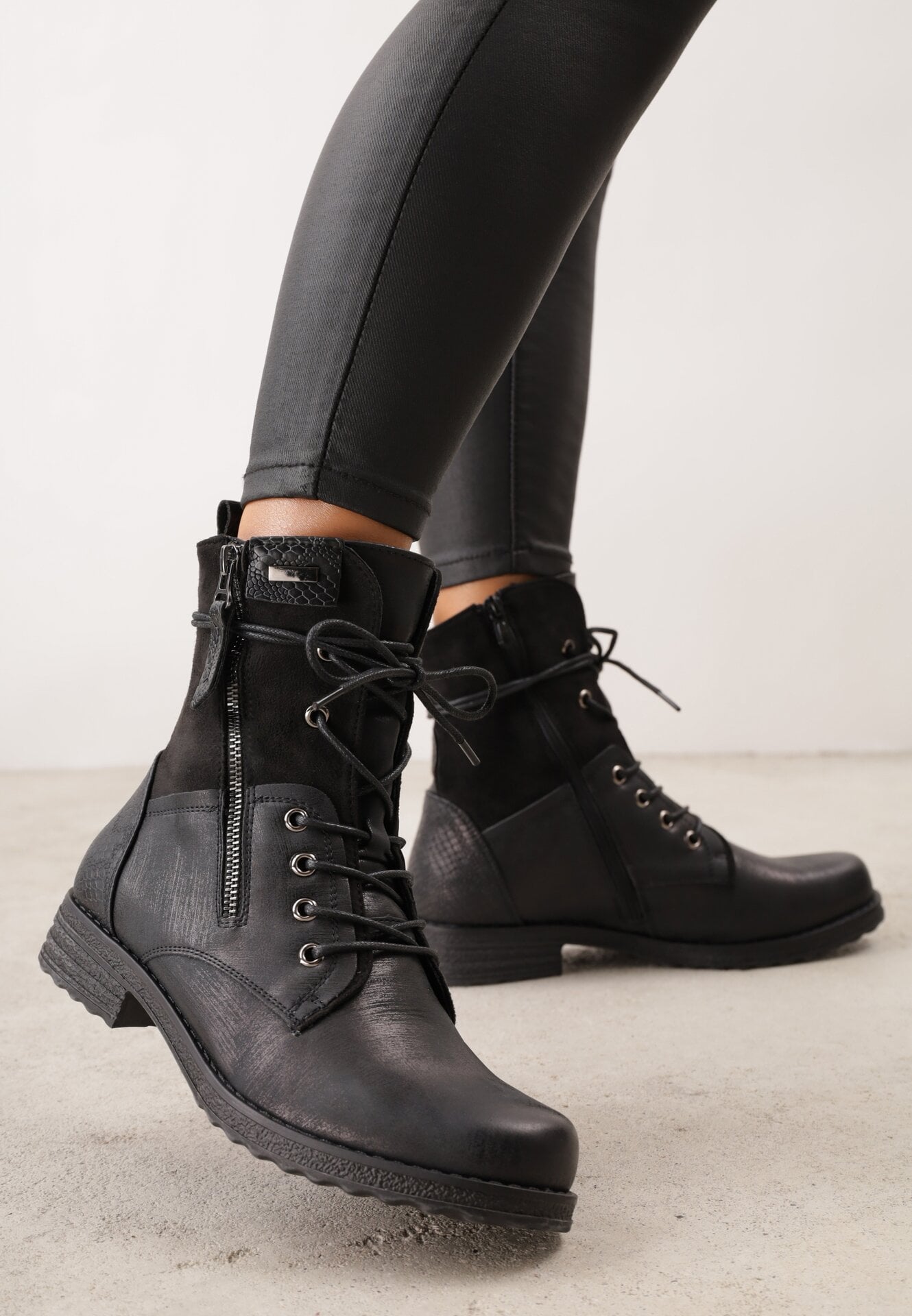 Botine VICES cu șireturi, cu toc plat și inserții cu model de piele de șarpe Anidara Negre