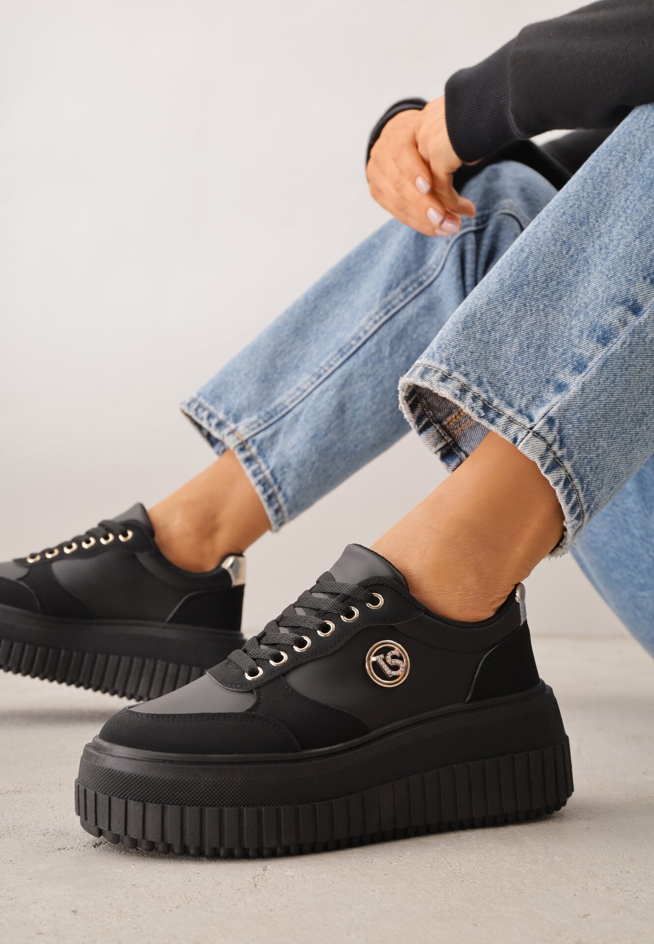 Sneakersi Negri VICES pe Talpă Canelată Decorați cu Aplicație Elegantă Lunatea