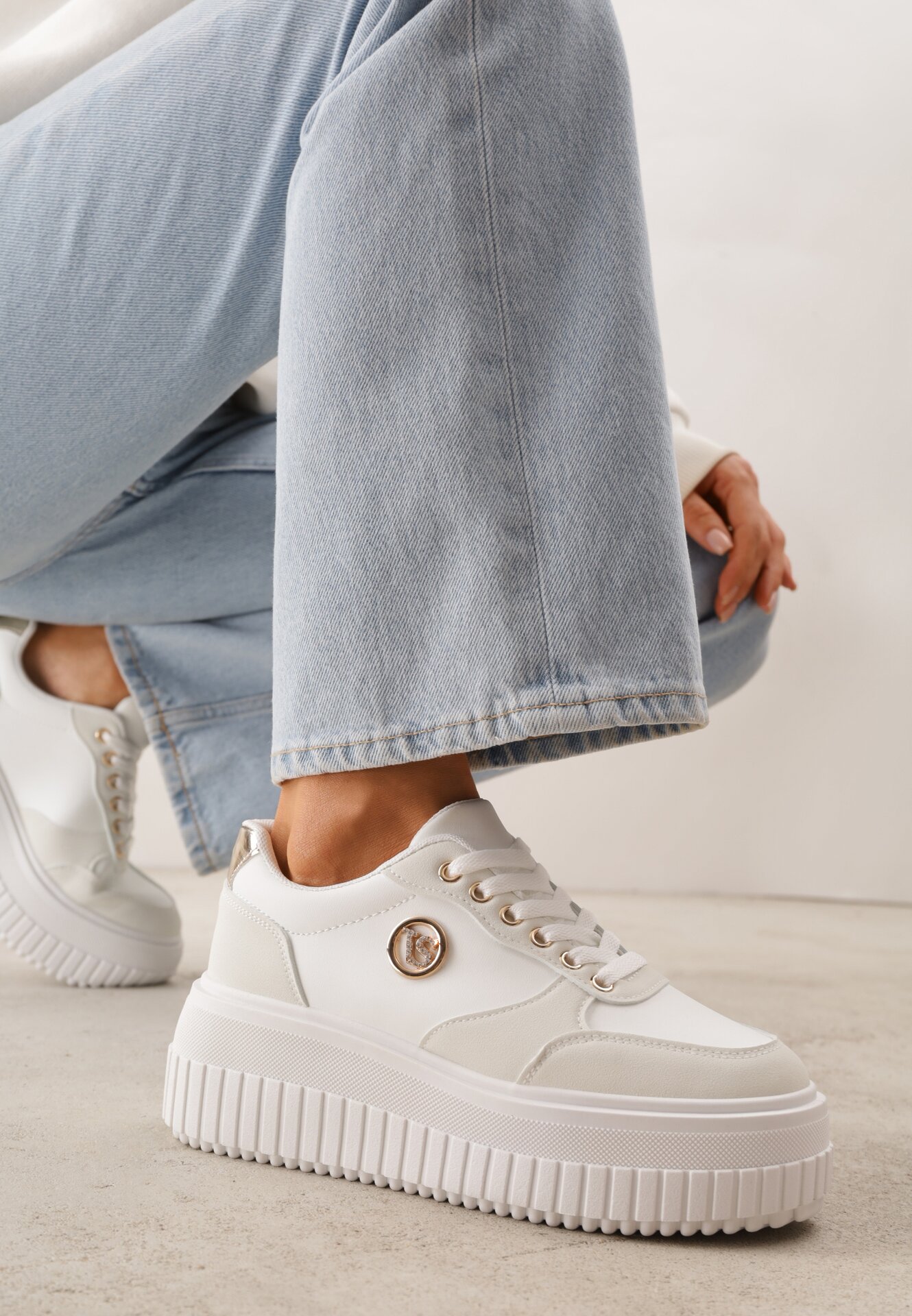 Adidași albi VICES pe talpă canelată Decorați cu aplicație elegantă Lunatea